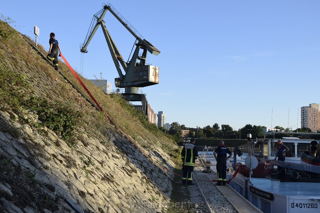Havarie Wassereinbruch Motorraum beim Schiff Koeln Niehl Niehler Hafen P076.JPG - Miklos Laubert